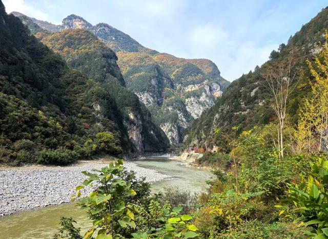 甘肃省徽县嘉陵江畔美景五彩斑斓