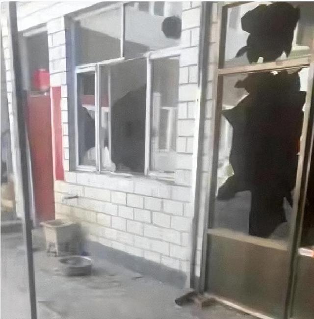 因一条狗，九人深夜踹门围殴，户主反杀后，结局让人后背一凉