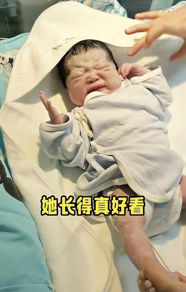 “最惨新生儿”火了，因为太淡定被医生轮番“暴揍”，说好看才哭