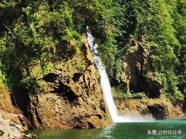 一个洞内烟云氤氲的躲匪洞，一个白练如幕的暗河瀑布