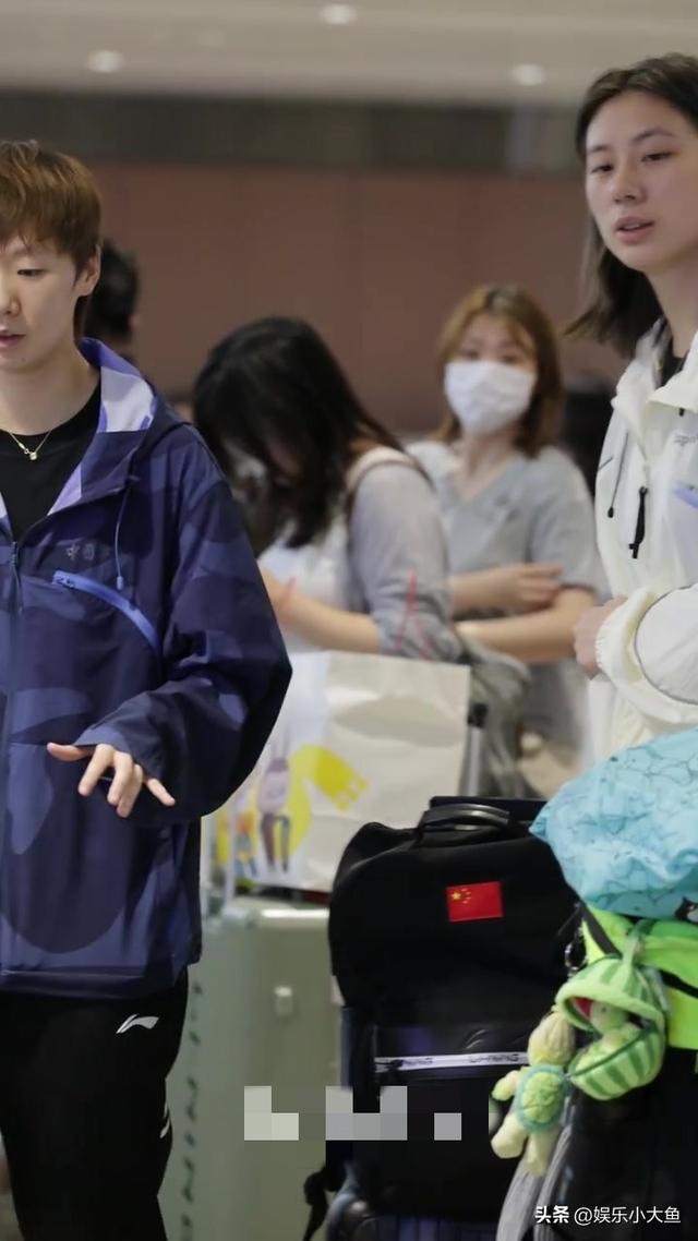 王曼昱抵达北京机场路透照，曼昱辛苦了好好休息，下个赛场见