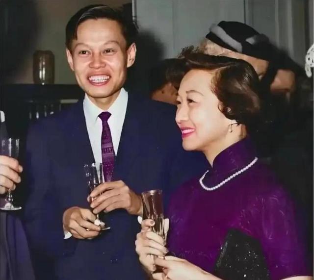 2021年，99岁杨振宁与72岁岳母罕见出镜，头发黑了，翁帆有些发福