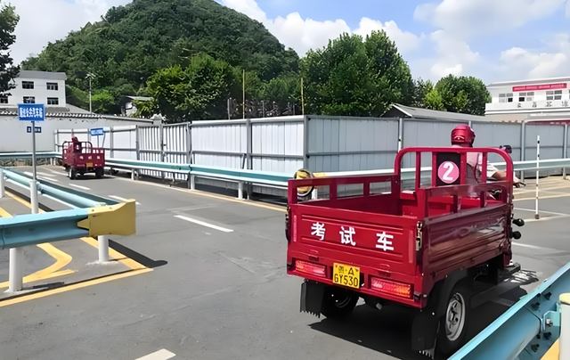 三轮车上路 “一牌、一险、两证” 缺一不可！否则按违法上路处罚！