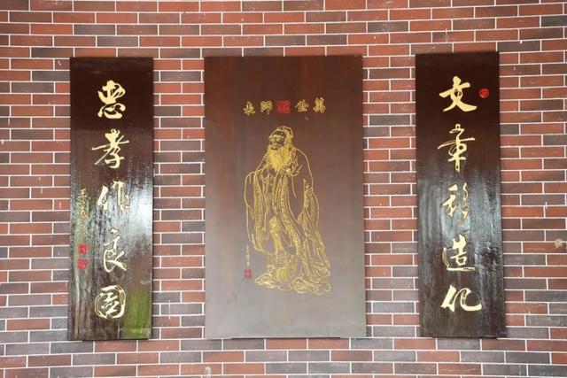 万宁溪边村：邂逅三角梅下的书香悠闲时光