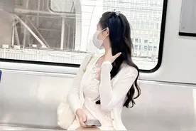 武汉一女子坐地铁的照片火了，惊艳路人，网友：也太漂亮了吧图片