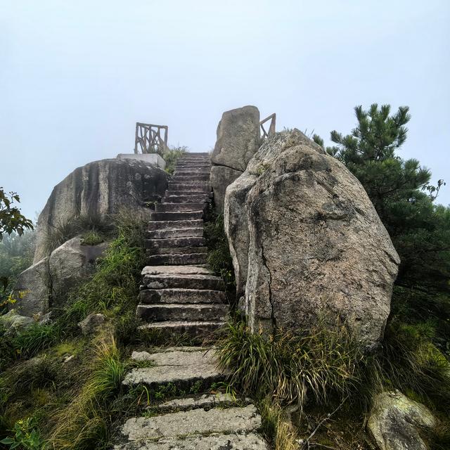 九华山是佛教名山地藏菩萨道场，景区很大，有自然景观与众多佛殿