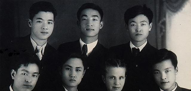 1997年，李鹏总理全家在玉泉山游玩	，难得团聚，女儿女婿罕见出镜