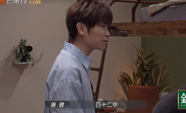不像44岁像25岁，和言承旭同类型，难怪香港的天后们排队想嘴他