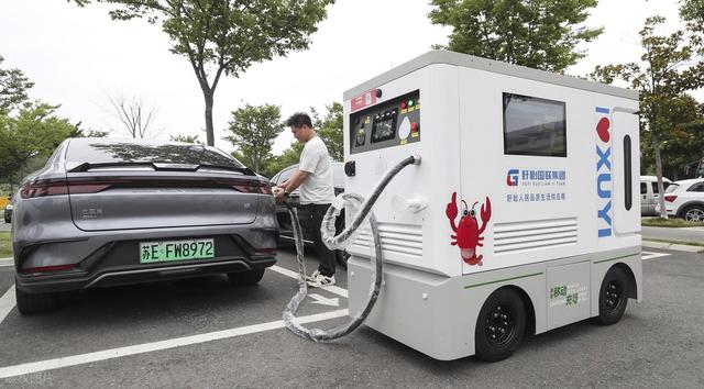 开油车的笑了	，开电车的慌了？2026油电新政实锤，税费规则全变了