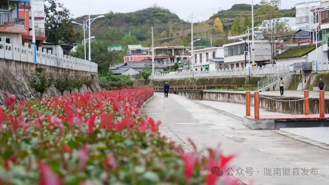 金徽大道披“彩妆” 徽县秋色正当时