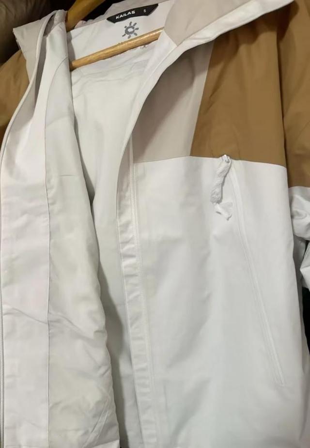 在唯品会4折抢到了凯乐石登山服