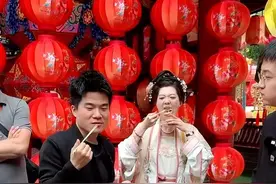 盼盼吃灌汤包拧成表情包！网友：留河南，吃几顿都行！评论区笑死图片