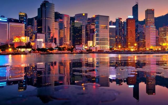 30年前，香港GDP是上海的6倍，新加坡GDP是上海的3倍，现在呢