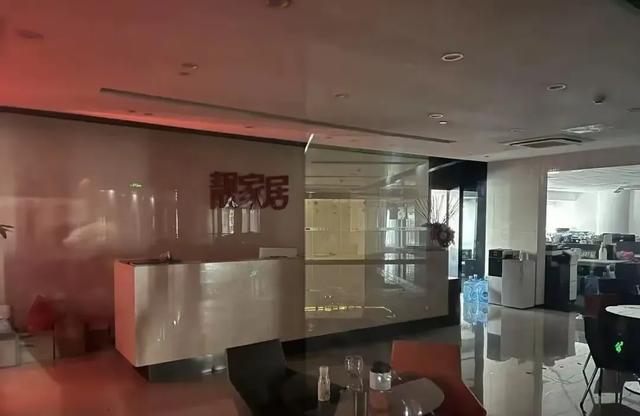 暴雷！广东知名董事长跳楼，近百家门店全关闭！55万家庭受影响！