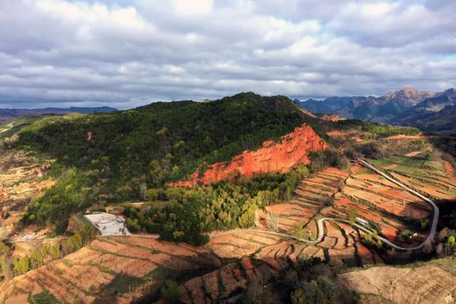 米仓山深处 一崖丹霞红
