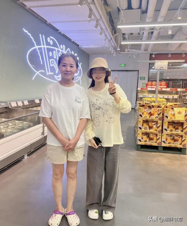 迟蓬在北京面包店被偶遇，她穿着休闲装 头发花白，本人真的好温柔