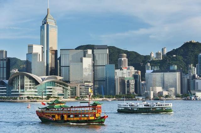 30年前，香港GDP是上海的6倍，新加坡GDP是上海的3倍，现在呢