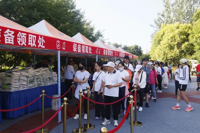丝绸之路公园 上演“感党恩 听党话 跟党走” 穿越内蒙古全民健身徒步接力赛——现场很燃