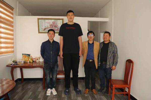 下一个姚明？浙江骆家坑村少年骆一侨蹿至2.21米