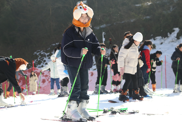 网络达人化身童话NPC，沉浸式打卡玉舍雪山滑雪场