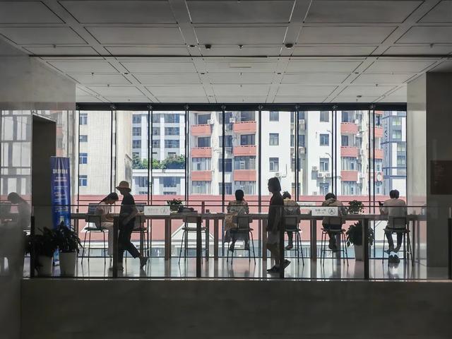 淘书逛展、夜游夜市、盖章打卡……上海书展的快乐，弥漫在整座城市→