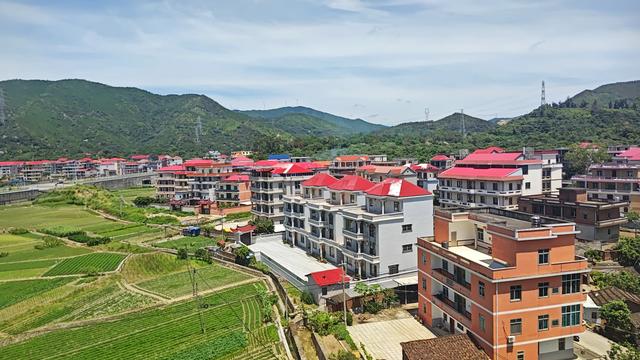 福建省的田园风光竟然如此之美，色彩鲜艳的民居过目难忘