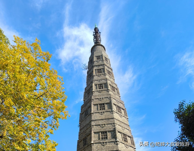 来杭州西湖边名山吧，10分钟登顶，日游夜逛均免费，还可一眼西湖
