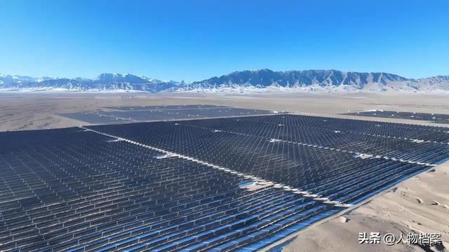 相当于20个三峡大坝，外媒突然发现，中国在沙漠里悄悄干了件大事