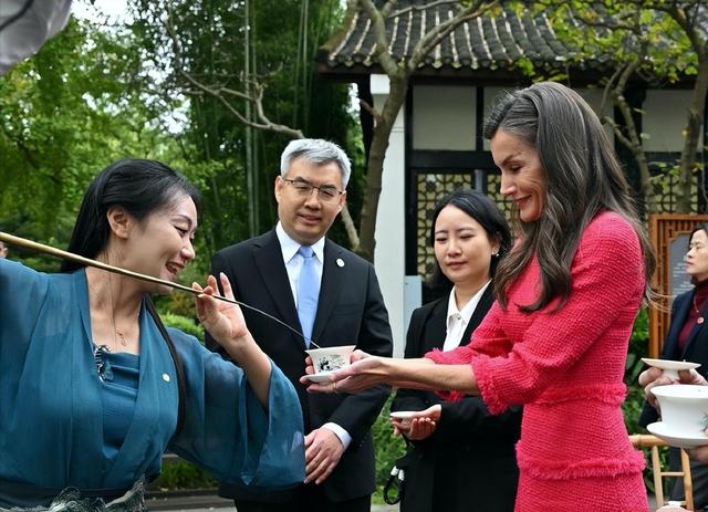 被西班牙王后惊艳了！4天6套Look，从成都美到北京