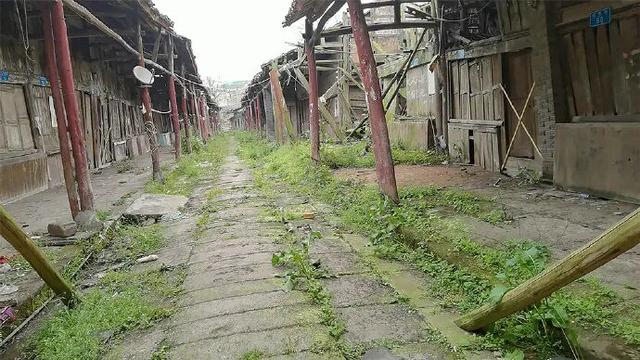 重庆大足即将消失的老街，整条街道风雨长廊，大步廊檐独具特色