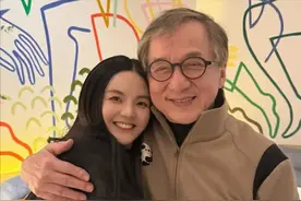 71岁成龙美国近况曝光，与美女徒弟亲密相拥，亲生女儿都没这待遇图片