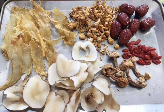 尿多异味重，怎么回事？排尿时闻到3种“味儿”，可能疾病来临了