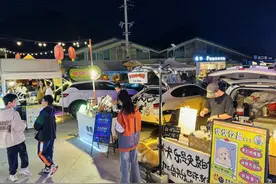 “网红夜市”的年轻摆摊人 演绎不一样的烟火气图片