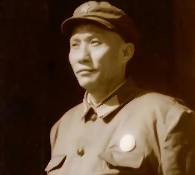 彭德怀要枪毙一名逃兵，主席心软拦下，没想到救下一个未来的司令