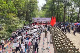 驻香港部队官兵参加2025年“香港植树日”活动图片