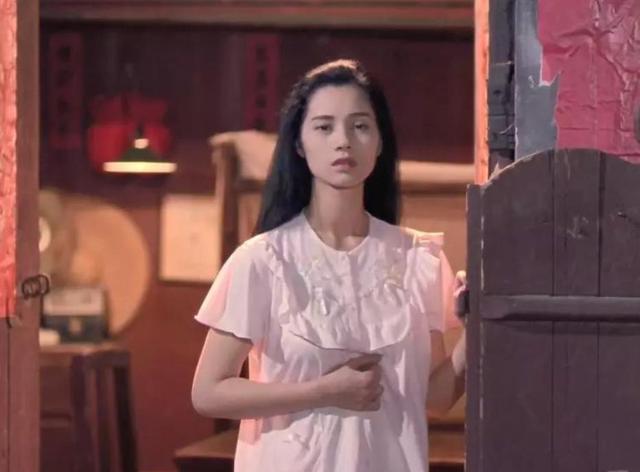 她认干爹，拍风月片，被导演霸王硬上弓，靠山去世后沦为服务员