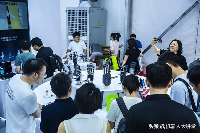 2025世界机器人大会：他山科技新品与合作方案齐亮相