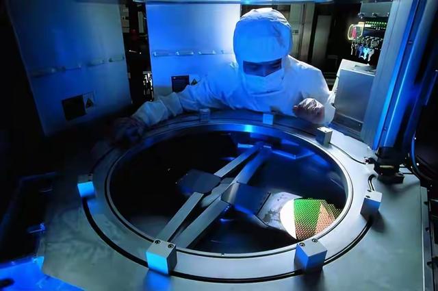 荷兰出手了，两大光刻机巨头宣布，外媒：中国的下一步会在哪？