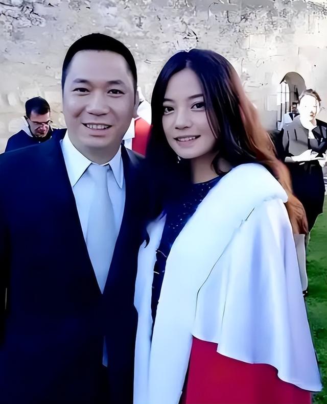 49岁赵薇近照曝光，事业婚姻全失败，15岁的女儿和她长得不一样