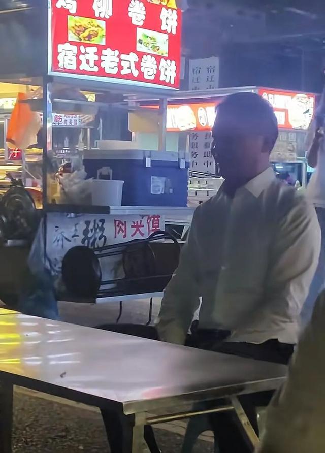 刘强东现身苏超支持宿迁队，拿着啤酒手舞足蹈，球迷称他开心得像个孩子