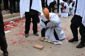 传统葬礼上，起棺前为什么要进行“摔盆”？后辈需要知道背后深意图片