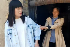 丈夫带着全家去旅游，独留妻子在家坐月子，回来后发现墙皮被铲了图片