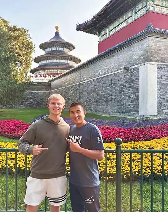小勒布伦夺男单亚军后，并没有马上回法国，想不到是去了这里玩