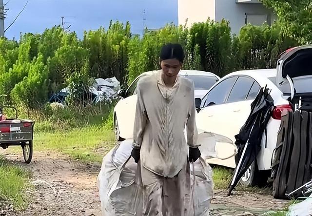 垃圾堆走出的超模！19岁女孩帮男友爸爸捡废品被挖掘，身高181cm