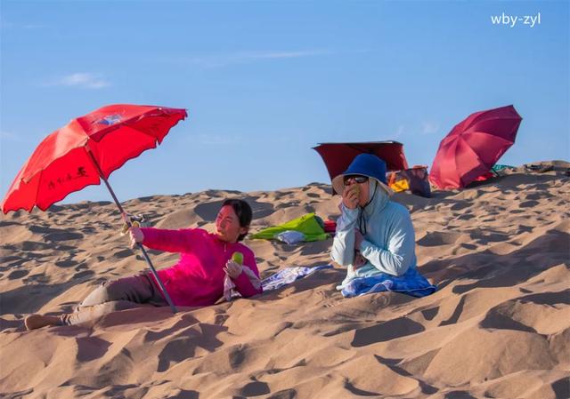 盛夏：敦煌鸣沙山下兴起沙疗热