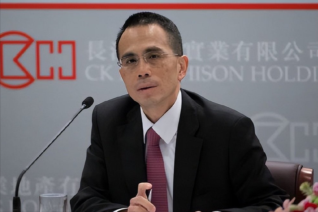 2909亿身价有何用？97岁的李嘉诚无力回天，两个60岁儿子已成心病