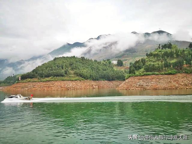 长江支流上的小三峡和小小三峡的峡谷风光