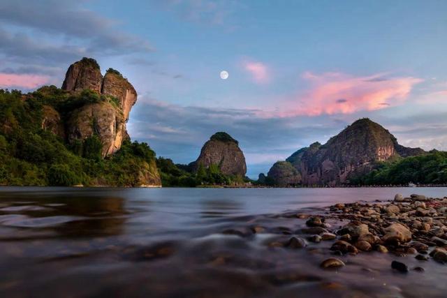 文旅融合新篇章！龙虎山“丹霞新境・夜遇龙虎”新品发布，首批精品民宿正式授牌！