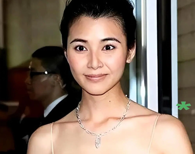 21岁拍三级，30岁被出轨，38岁嫁大佬，如今52岁没孩子也被宠成宝