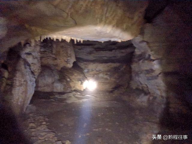 偏远乡野中寻找一个古寺遗址，探险一个深邃溶洞